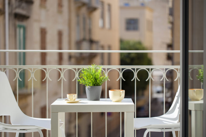 Fotografia del tavolo in balcone di un hotel a Trapani