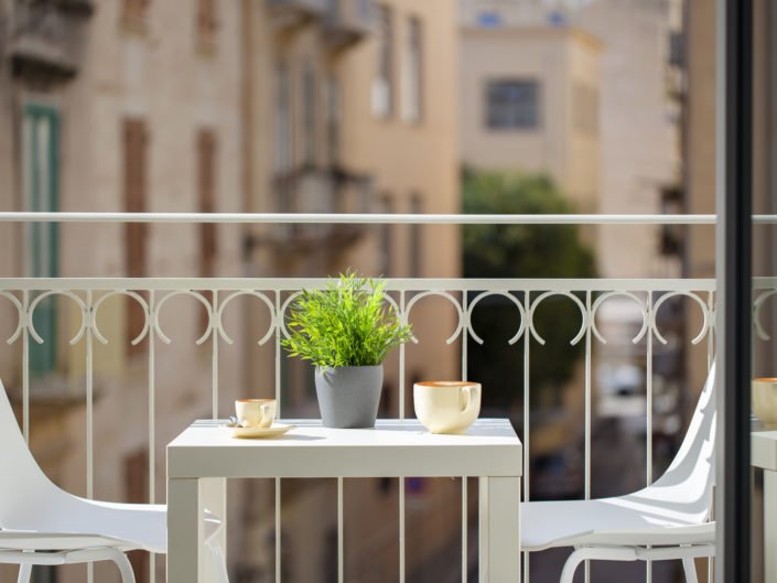 Fotografia del tavolo in balcone di un hotel a Trapani