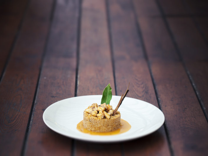Fotografo per ristoranti food piatti gourmet. In foto c'è il cous cous di pesce