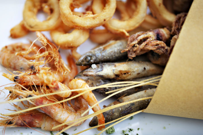 Fotografo per ristoranti food piatti gourmet. In foto il coppo di pesce fritto
