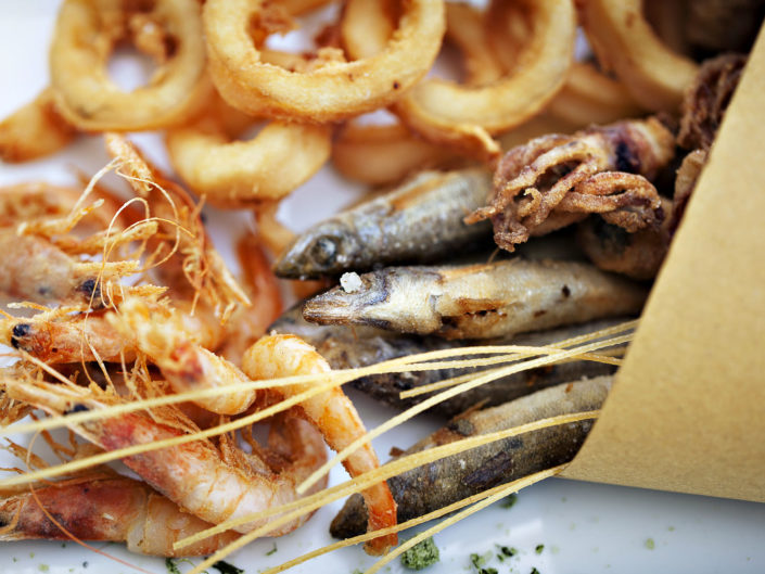 Fotografo per ristoranti food piatti gourmet. In foto il coppo di pesce fritto