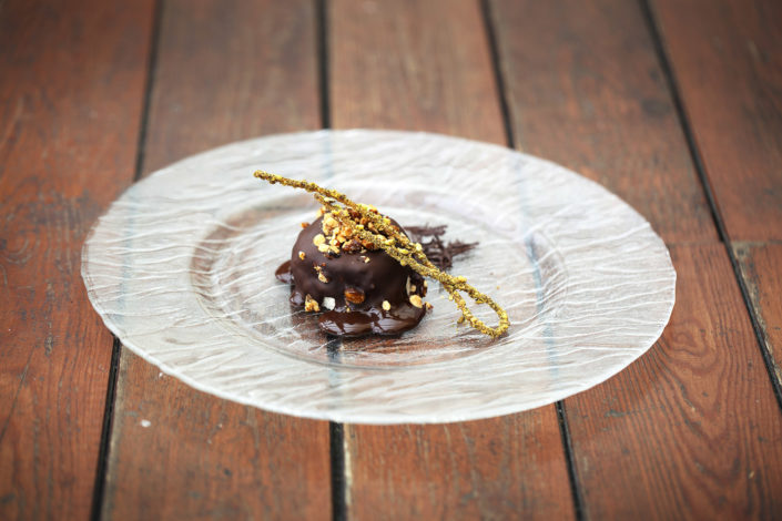 Fotografia alternativa ed elegante di un tortino al pistacchio. Fotografo per ristoranti food piatti gourmet