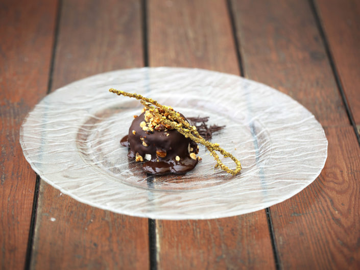 Fotografia alternativa ed elegante di un tortino al pistacchio. Fotografo per ristoranti food piatti gourmet