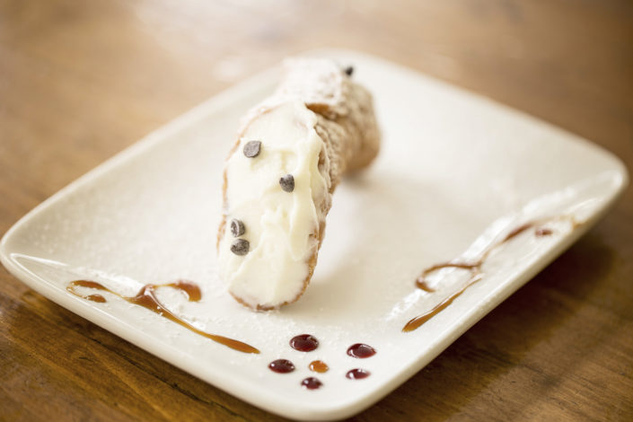 Fotografo per ristoranti, pasticcerie, gelaterie, food piatti gourmet. Il cannolo siciliano in una bella fotografia rappresentativa per web