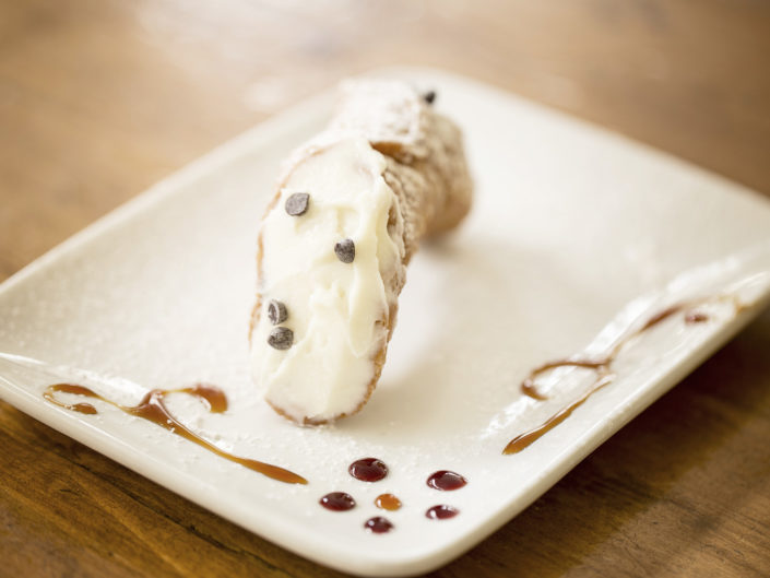 Fotografo per ristoranti, pasticcerie, gelaterie, food piatti gourmet. Il cannolo siciliano in una bella fotografia rappresentativa per web