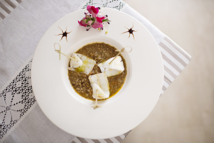 Fotografo per ristoranti, osterie eleganti, food piatti gourmet. In fotoUova e lenticchie