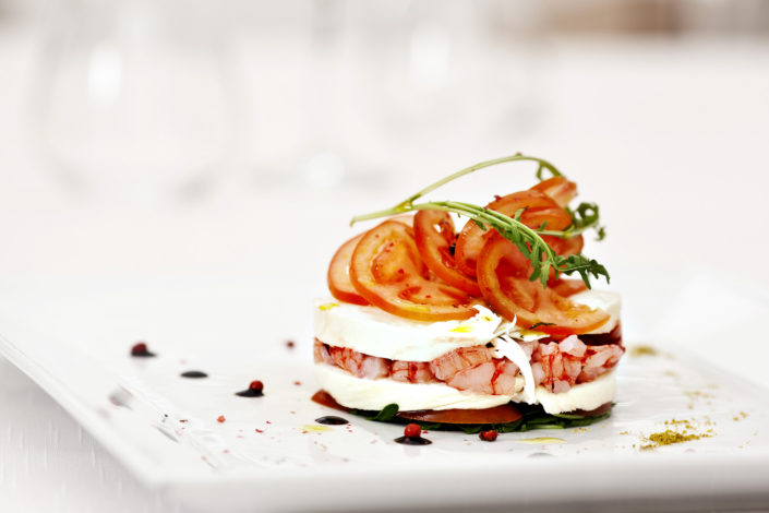 Food Photography. Fotografo di food per ristoranti, cafe gourmet, pasticcerie e gelaterie di gusto. Antipasto con gamberi freschi selezione dello chef