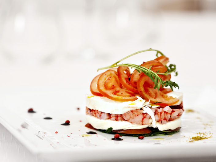 Food Photography. Fotografo di food per ristoranti, cafe gourmet, pasticcerie e gelaterie di gusto. Antipasto con gamberi freschi selezione dello chef