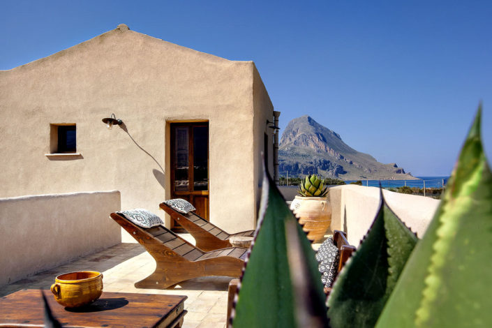 Fotografia del solarium di un antico baglio con Monte Cofano ed il mare sullo sfondo