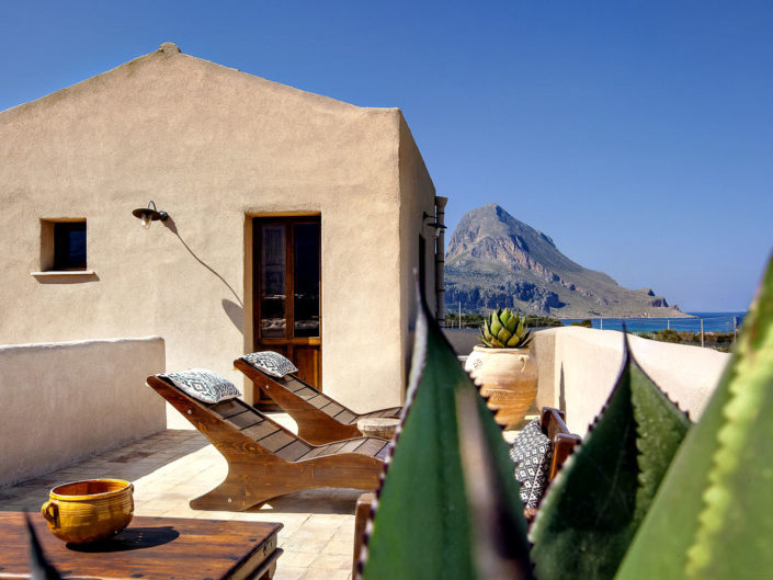 Fotografia del solarium di un antico baglio con Monte Cofano ed il mare sullo sfondo