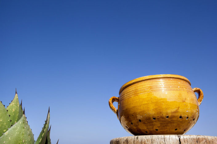 Fotografia di una couscusera particolare contenitore di coccio per fare il couscous