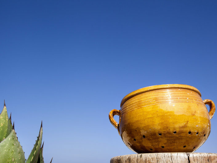 Fotografia di una couscusera particolare contenitore di coccio per fare il couscous