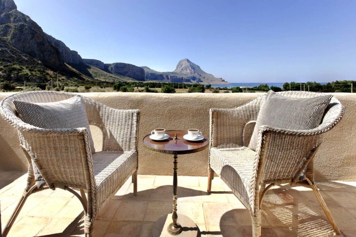 Fotografia di una veranda di un Baglio con Monte Cofano ed il mare sullo sfondo