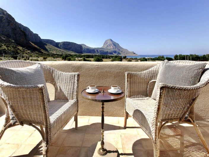 Fotografia di una veranda di un Baglio con Monte Cofano ed il mare sullo sfondo