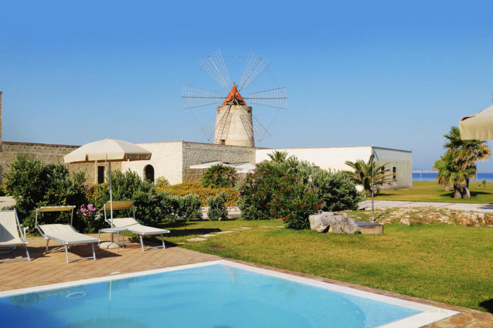 panorama di una fotografia per promozione pubblicitaria di un resort sul mare con i mulini e la piscina in Sicilia fotografato da Nino Lombardo