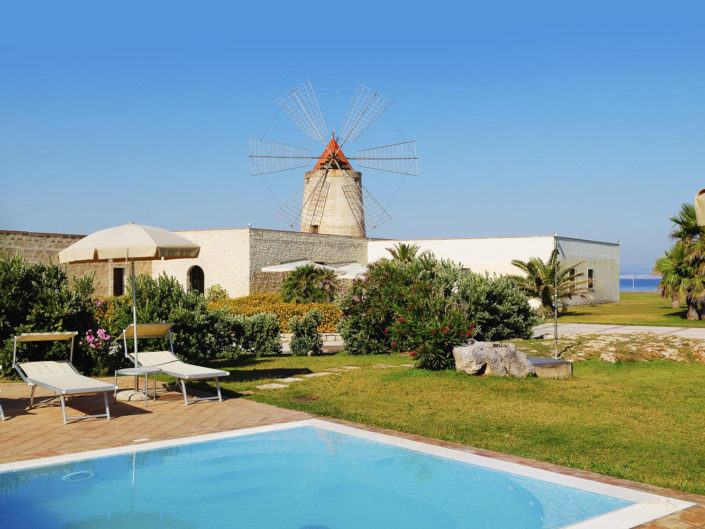 panorama di una fotografia per promozione pubblicitaria di un resort sul mare con i mulini e la piscina in Sicilia fotografato da Nino Lombardo