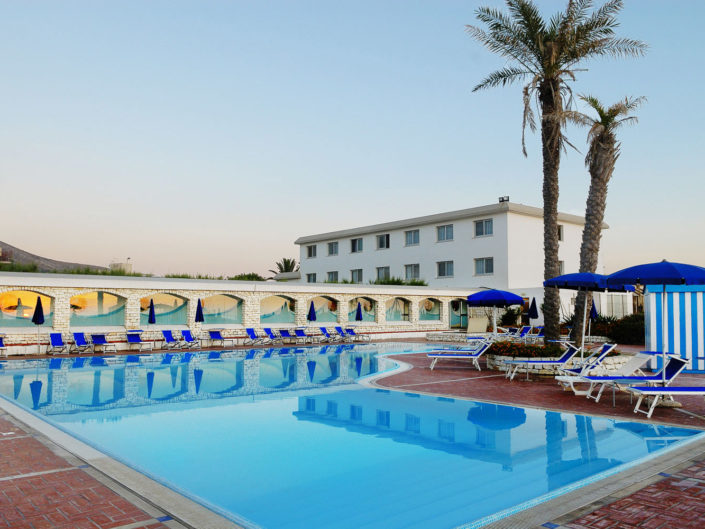 Grande piscina con due palme ed i lettini di un albergo a Trapani fotografia di nino lombardo fotografo