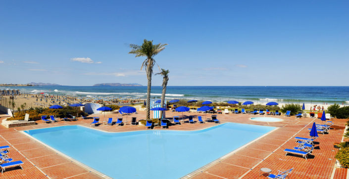 Ambiente piscina mare solarium e isole Egadi all'orizzonte fotografata da Nino Lombardo