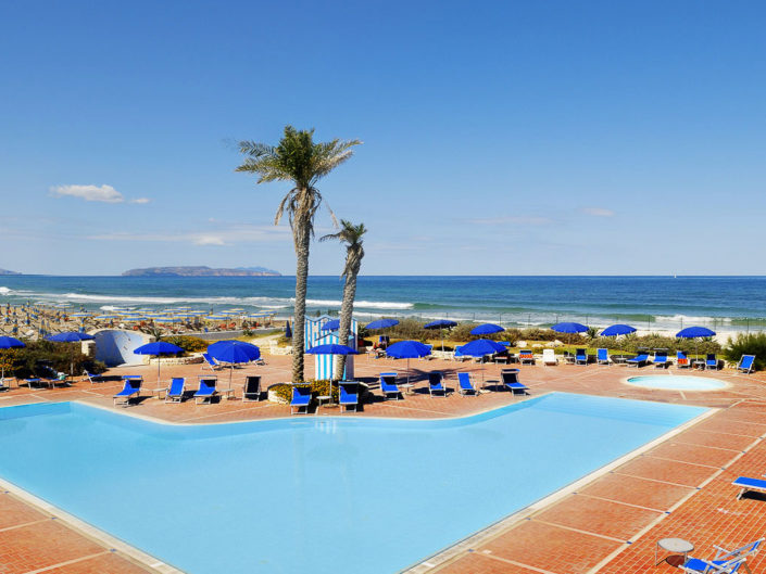 Ambiente piscina mare solarium e isole Egadi all'orizzonte fotografata da Nino Lombardo