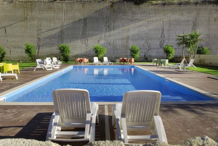 Fotografo per Luxury Hotel ha realizzato questa fotografia della zona relax in piscina di un Albergo a Favignana