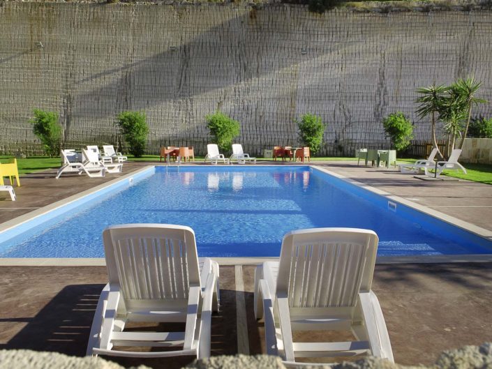 Fotografo per Luxury Hotel ha realizza questa fotografia della zona relax in piscina di un Albergo a Favignana