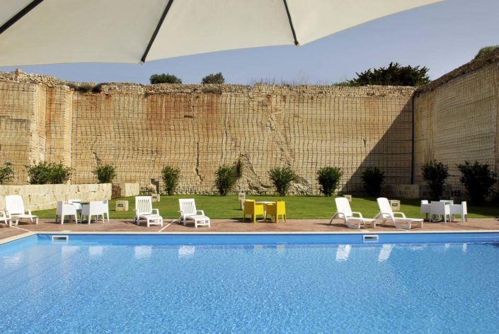 Il fotografo per alberghi e resort Nino Lombardo ha realizzato questa foto con piscina a Favignana
