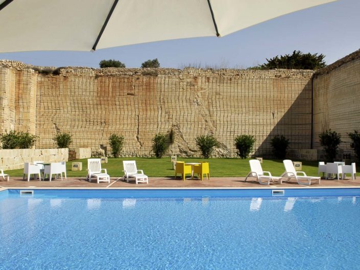 Il fotografo per alberghi e resort Nino Lombardo ha realizzato questa foto con piscina a Favignana