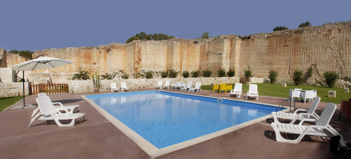 Fotografie professionali per i migliori alberghi di lusso e di charme e relax. Luminose dettagliate e con ottima post produzione. In foto una piscina con solarium