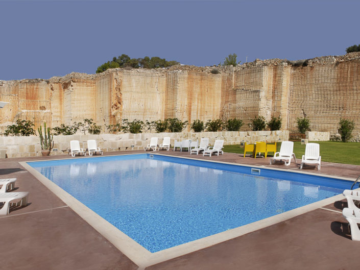 Fotografie professionali per i migliori alberghi di lusso e di charme e relax. Luminose dettagliate e con ottima post produzione. In foto una piscina con solarium