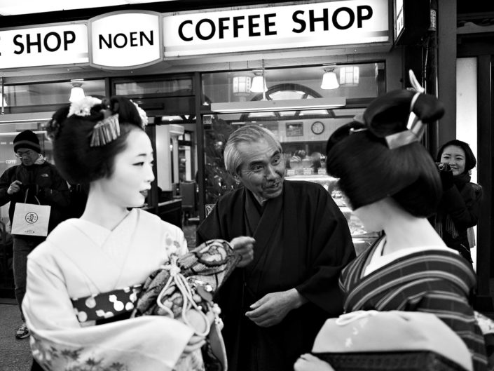 Foto Reportage in bianco e nero realizzate in Giappone, Usi e costumi di un popolo, qui in foto Maiko e Geisha che parlano con un giapponese