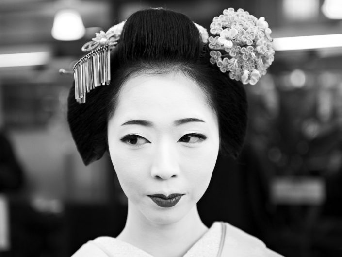 Foto Reportage in bianco e nero realizzate in Giappone, Usi e costumi di un popolo, qui in foto primo piano di una Geisha a Kyoto