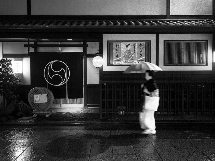 Foto Reportage in bianco e nero realizzate in Giappone, Usi e costumi di un popolo, qui in foto una Geisha davanti una casa del tè