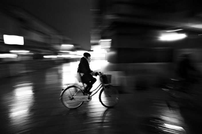 Foto Reportage in bianco e nero realizzate in Giappone, Usi e costumi di un popolo, qui in foto ciclista giapponese