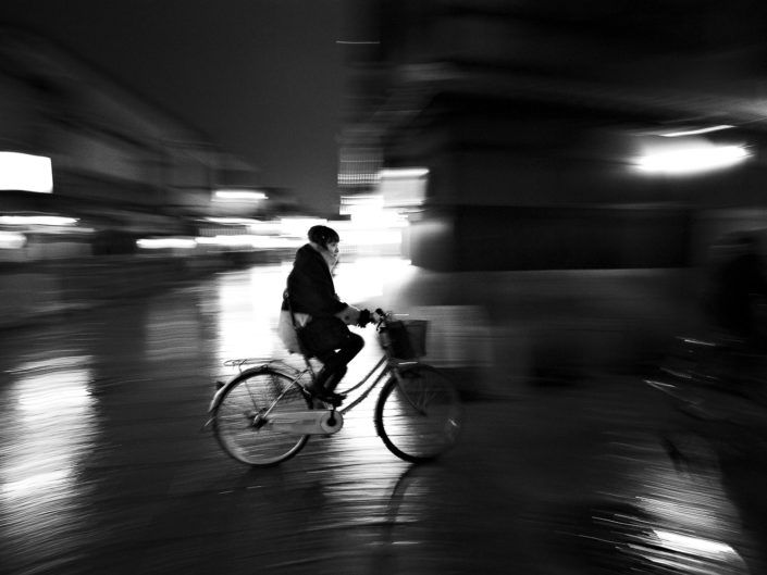 Foto Reportage in bianco e nero realizzate in Giappone, Usi e costumi di un popolo, qui in foto ciclista giapponese