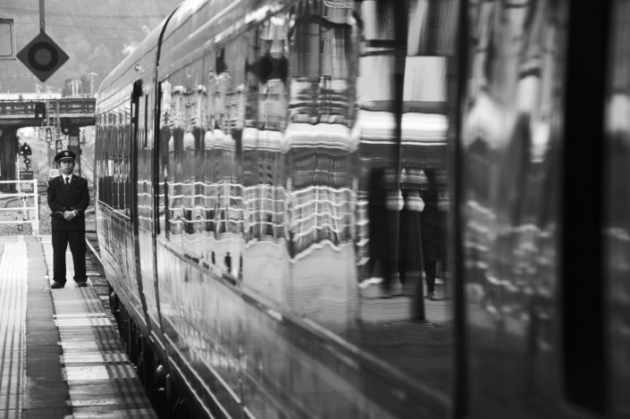 Foto Reportage in bianco e nero realizzate in Giappone, Usi e costumi di un popolo, qui in foto treno e capo treno in stazione a takayama
