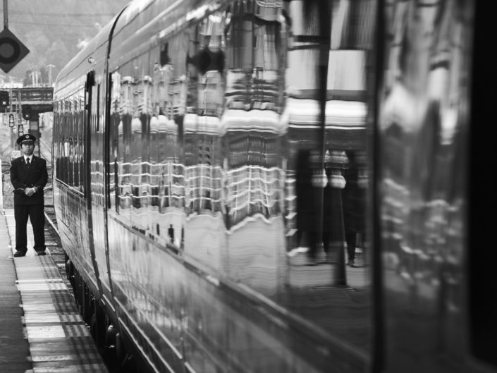 Foto Reportage in bianco e nero realizzate in Giappone, Usi e costumi di un popolo, qui in foto treno e capo treno in stazione a takayama