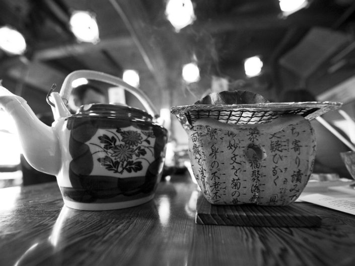 Foto Reportage in bianco e nero realizzate in Giappone, Usi e costumi di un popolo, qui in foto oggetti giapponesi per la colazione