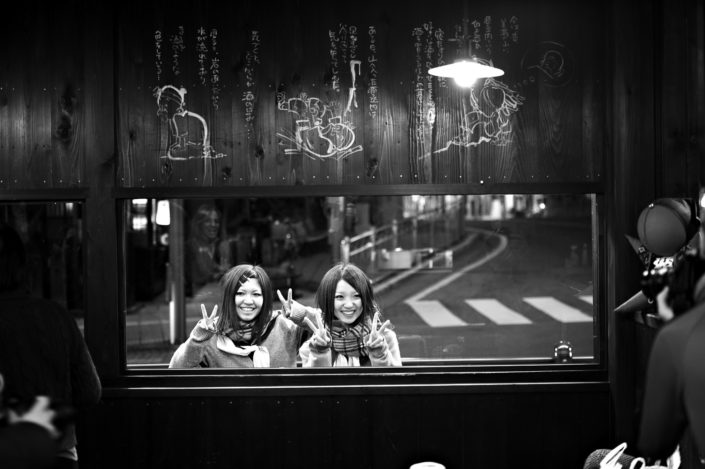 Foto Reportage in bianco e nero realizzate in Giappone, Usi e costumi di un popolo, qui in foto ragazze sorridenti