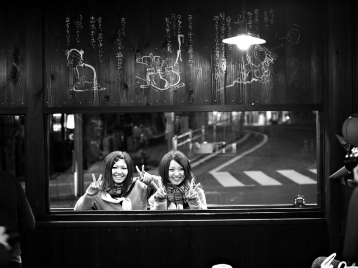 Foto Reportage in bianco e nero realizzate in Giappone, Usi e costumi di un popolo, qui in foto ragazze sorridenti