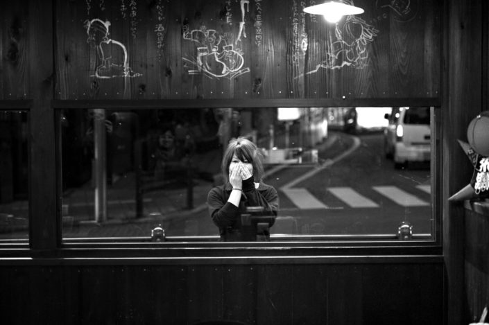 Foto Reportage in bianco e nero realizzate in Giappone, Usi e costumi di un popolo, qui in foto una ragazza
