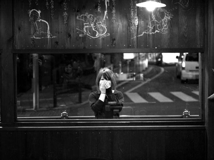Foto Reportage in bianco e nero realizzate in Giappone, Usi e costumi di un popolo, qui in foto una ragazza