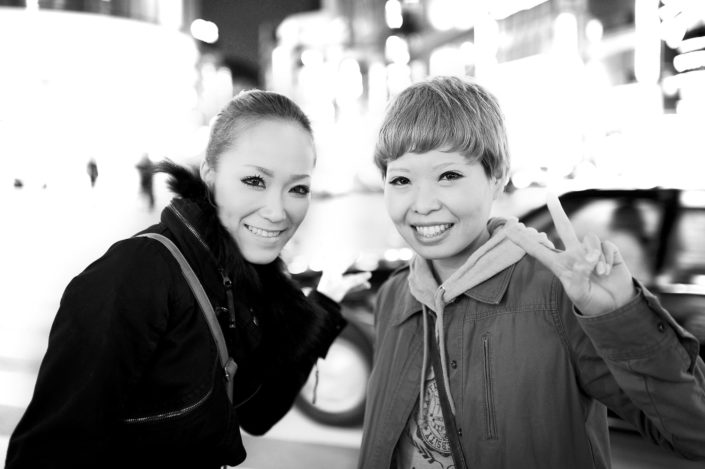Foto Reportage in bianco e nero realizzate in Giappone, Usi e costumi di un popolo, qui in foto due ragazze a Tokyo