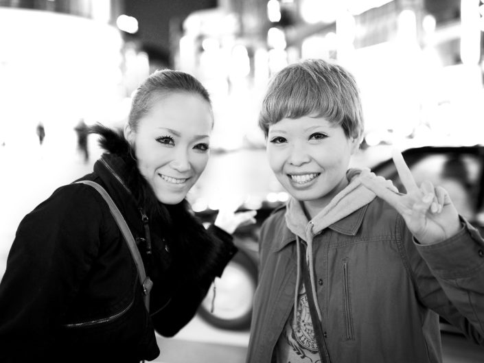 Foto Reportage in bianco e nero realizzate in Giappone, Usi e costumi di un popolo, qui in foto due ragazze a Tokyo