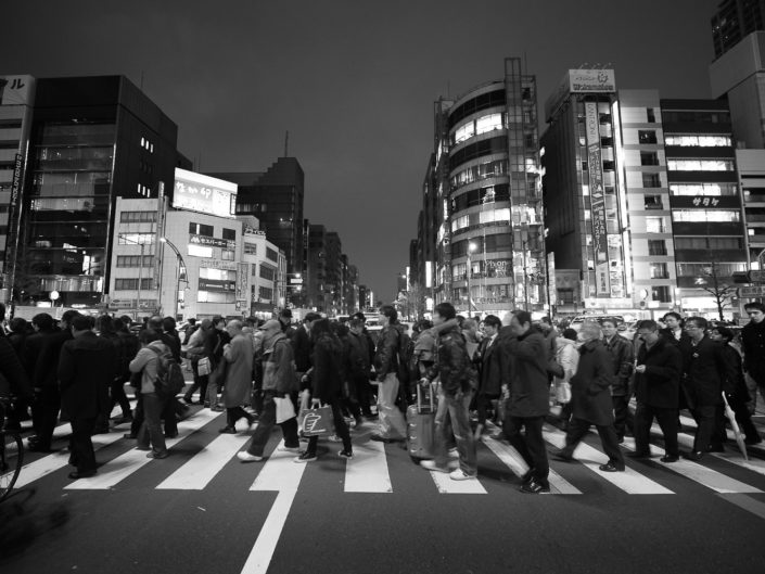 Foto Reportage in bianco e nero realizzate in Giappone, Usi e costumi di un popolo, qui in foto il famoso quadrilatero con attraversamento frenetico ma ordinato dei pedoni a Tokyo