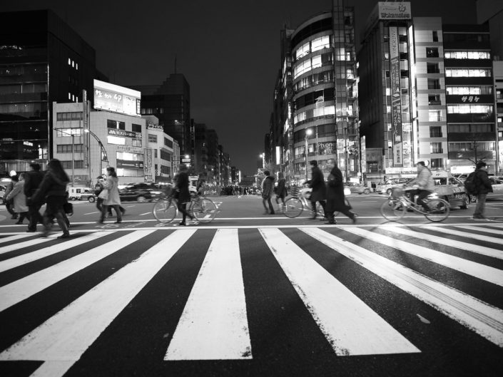 Foto Reportage in bianco e nero realizzate in Giappone, Usi e costumi di un popolo, qui in foto i ciclisti attraversano sulle strisce a Tokyo