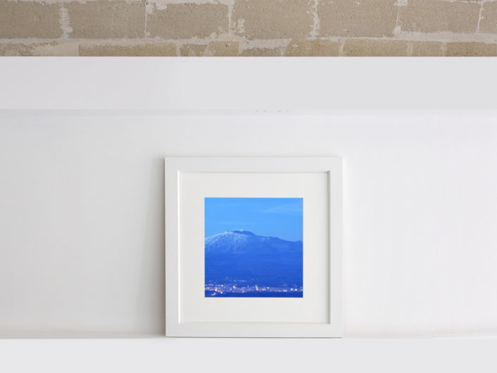 Quadro di una cornice bianca lineare moderna con passe-partout e fotografia del Vulcano Etna