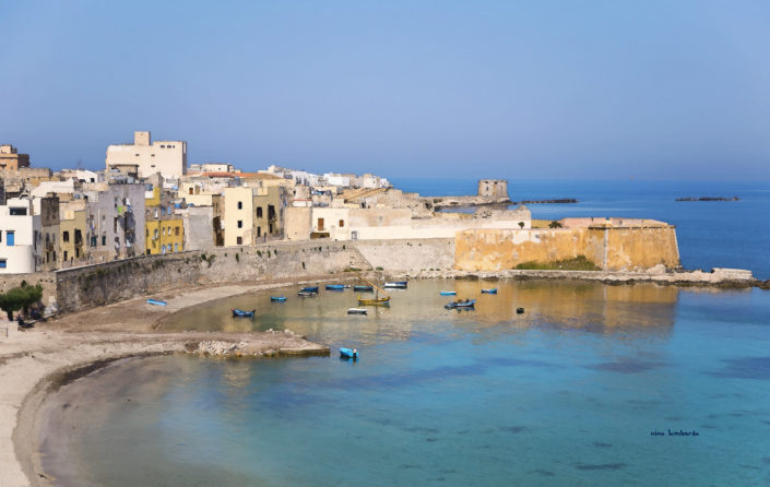 Foto delle mura di tramontana con il bastione e torre di Ligny e mare cristallino bellissima da stampare su pannello o tutela formato 70x100cm