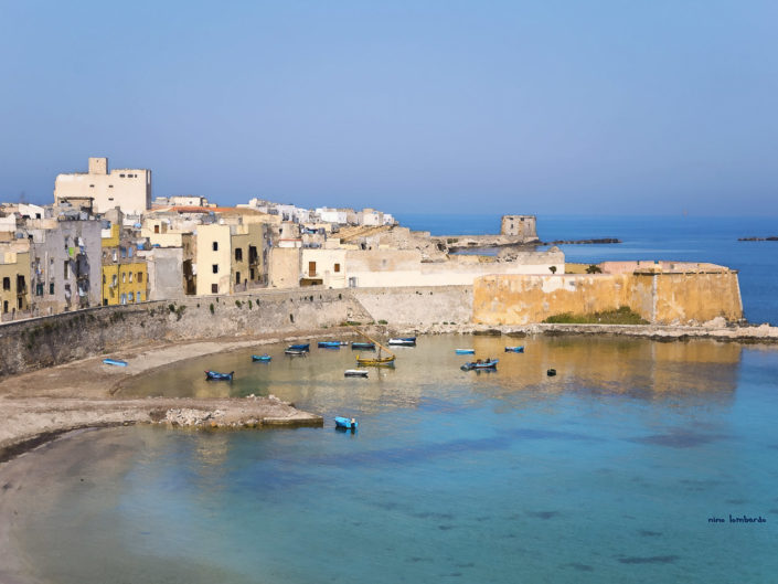 Foto delle mura di tramontana con il bastione e torre di Ligny e mare cristallino bellissima da stampare su pannello o tutela formato 70x100cm
