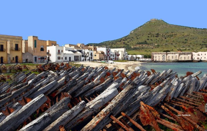 Stampa su tela in vari formati di Favignana le ancore in primo piano e monte Santa Caterina sullo sfondo