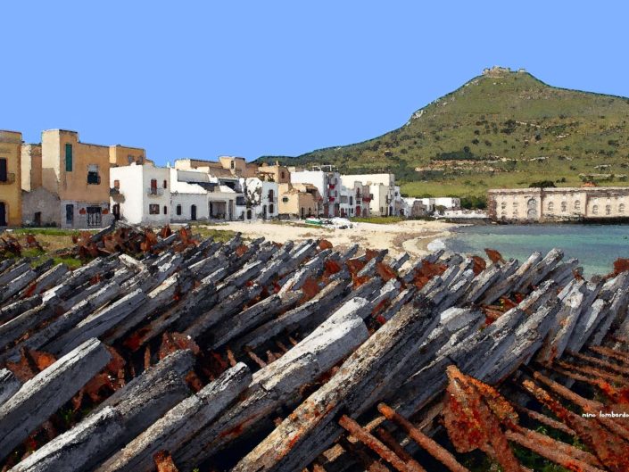 Stampa su tela in vari formati di Favignana le ancore in primo piano e monte Santa Caterina sullo sfondo